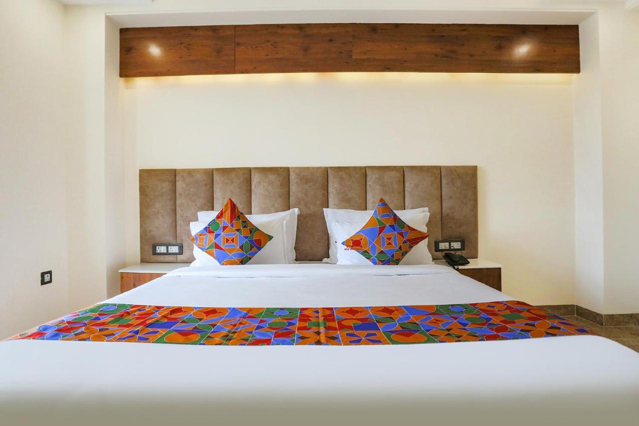Fabhotel Golf Inn Golf Course Road גורגאון מראה חיצוני תמונה