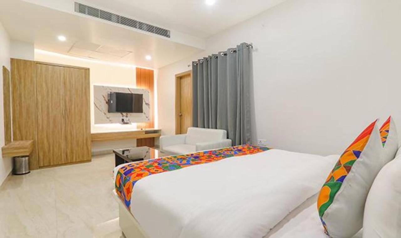 Fabhotel Golf Inn Golf Course Road גורגאון מראה חיצוני תמונה